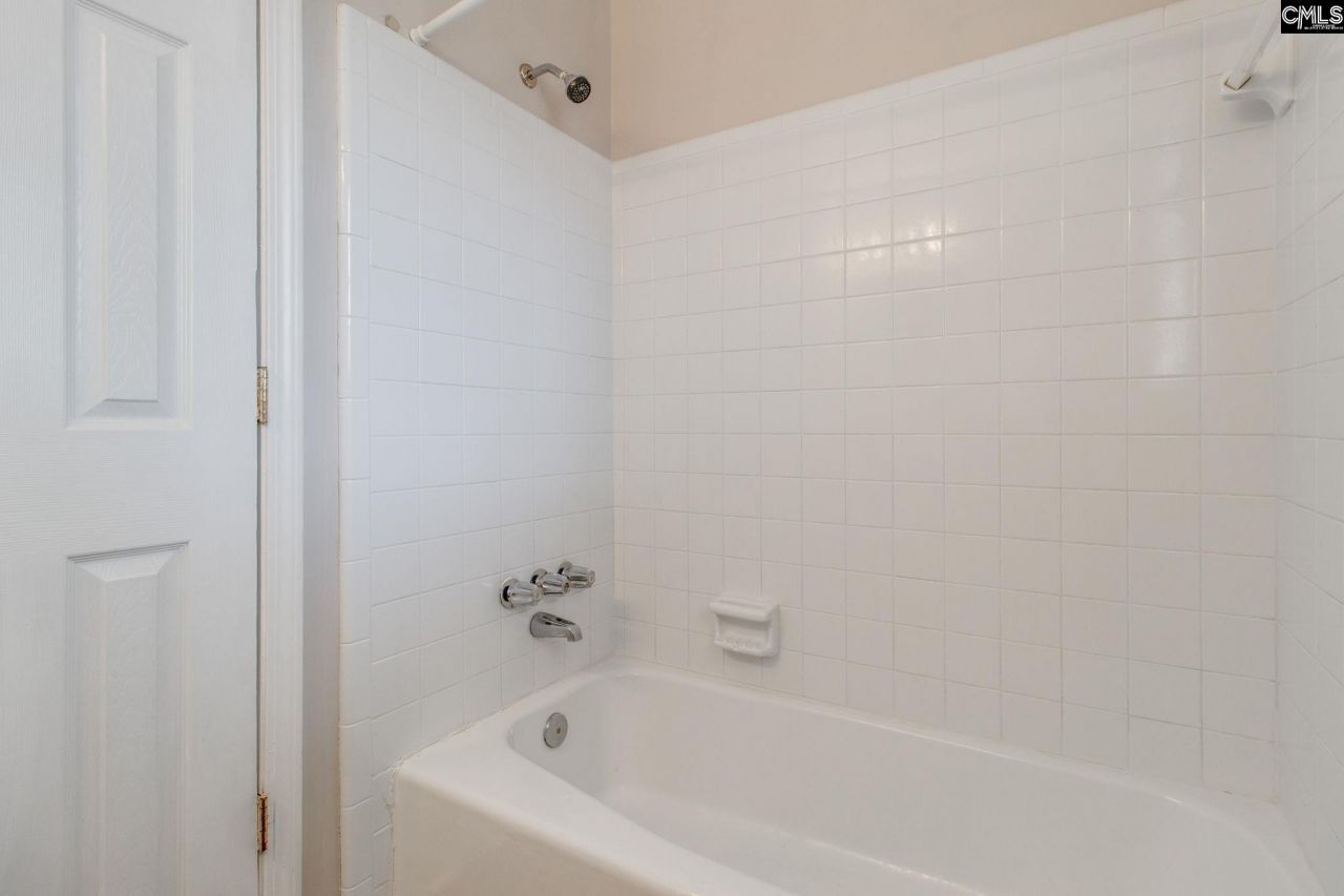 305 Concourse Photo 19