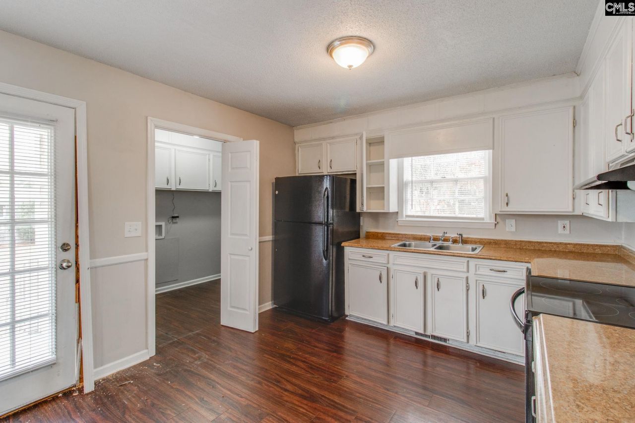 305 Concourse Photo 9