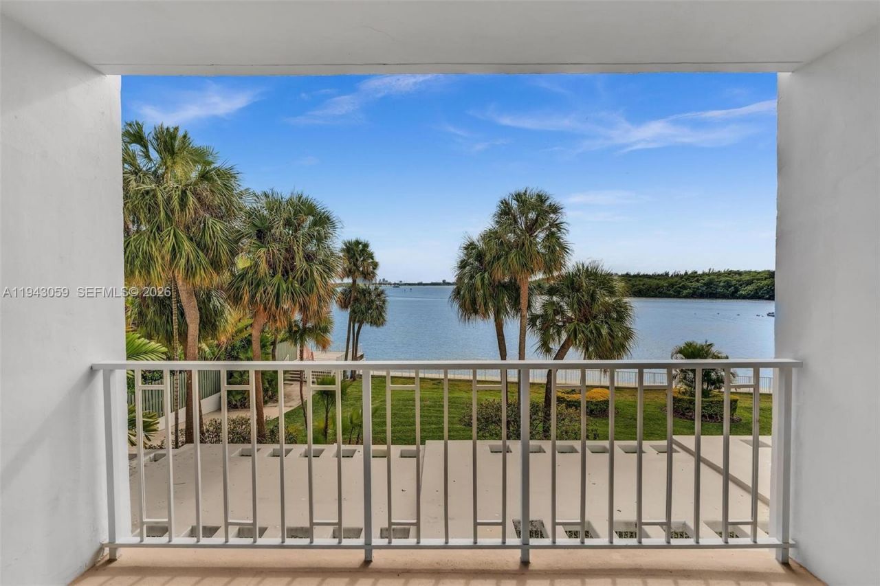 500 Bayview Dr, Unit 228, Sunny Isles Beach, FL 33160 Photo