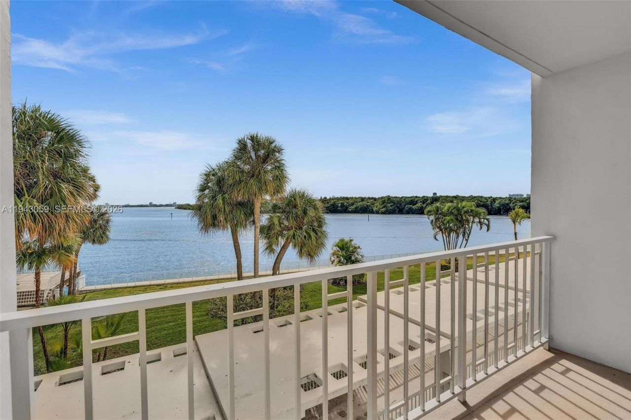 500 Bayview Dr, Unit 228, Sunny Isles Beach, FL 33160 Photo