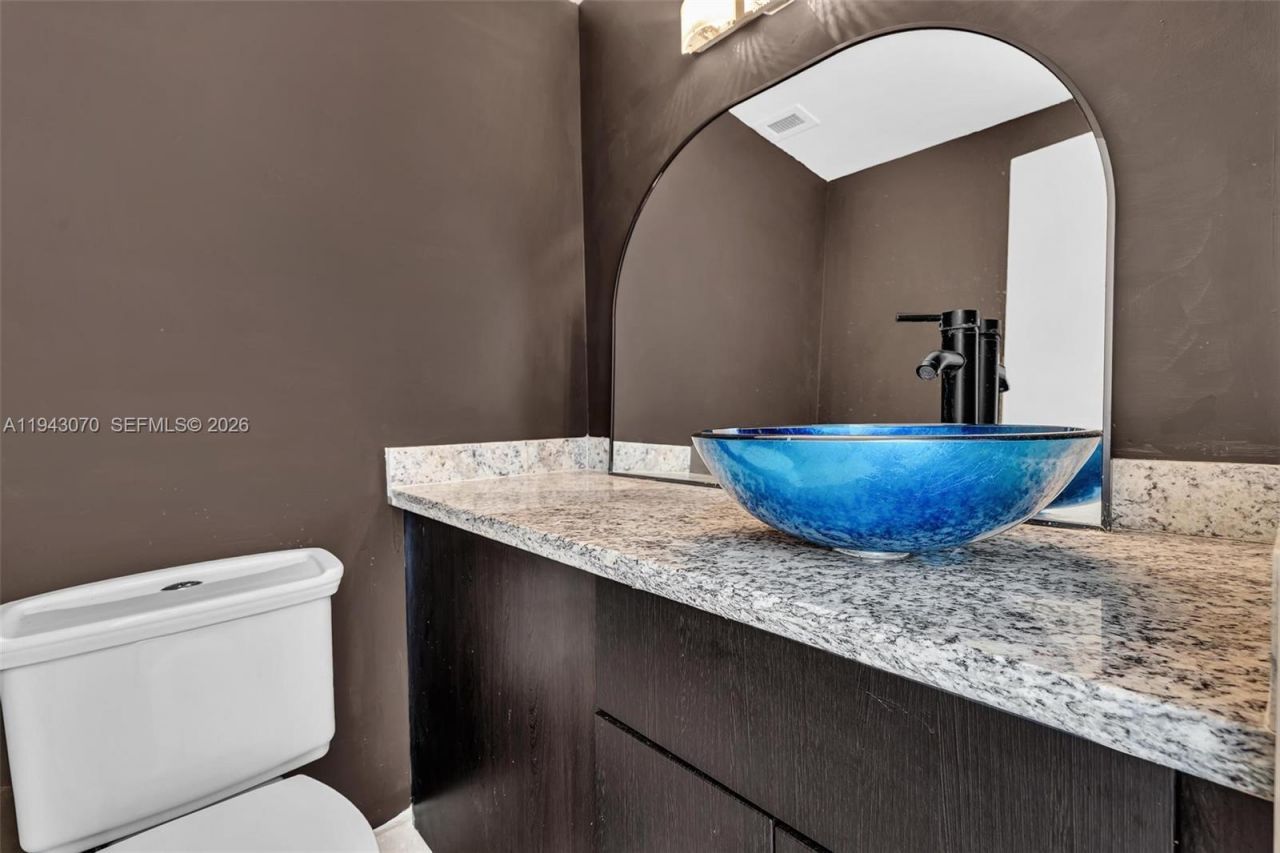 500 Bayview Dr, Unit 228, Sunny Isles Beach, FL 33160 Photo