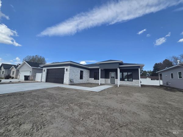 550 Oxford St, Burley, ID 83318