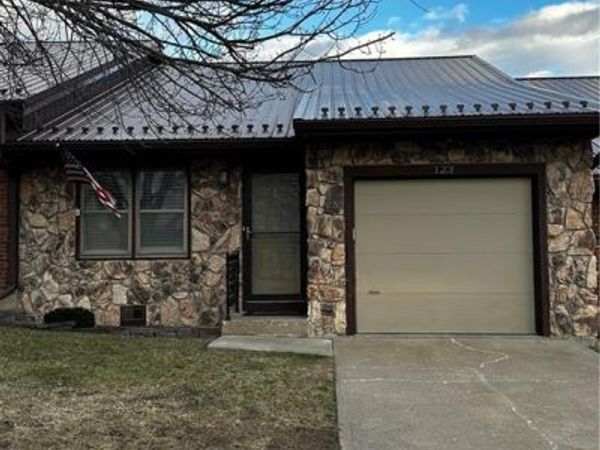 123 N Ryans Way, St Joseph, MO 64506