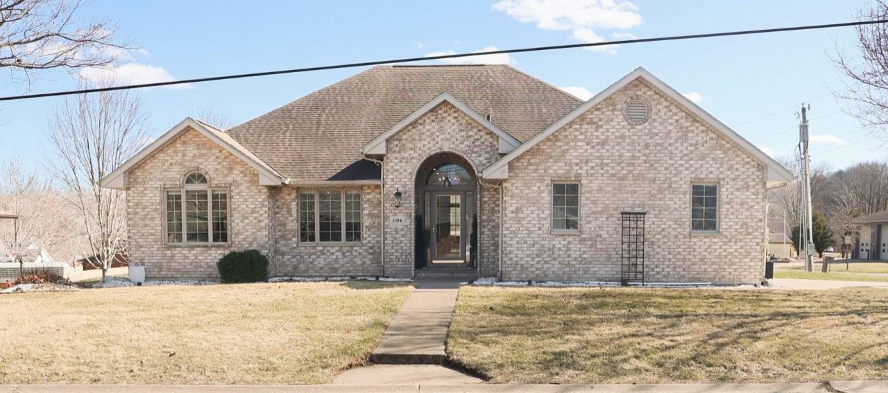 1104 Park Street, Bellevue, IA 52031 Main Photo