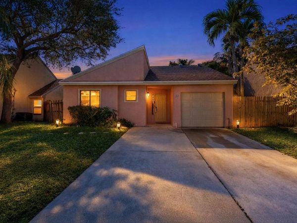 31 Peachtree Place, Boynton Beach, FL 33436