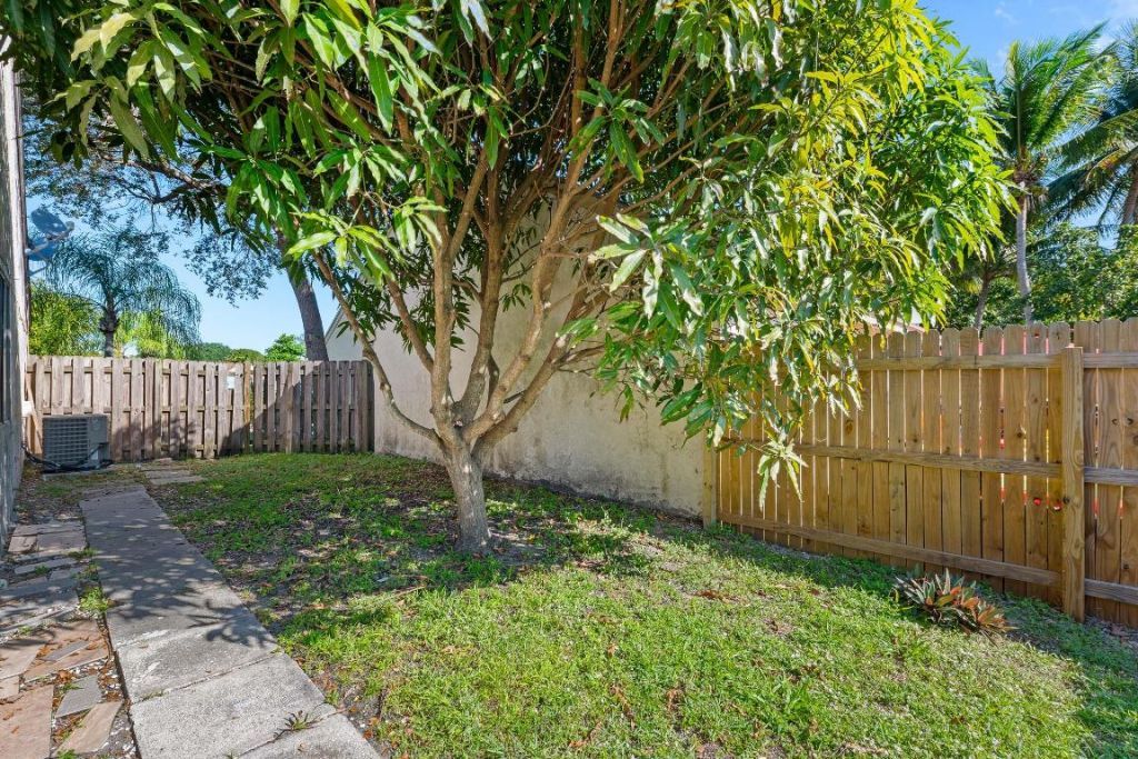 31 Peachtree Place, Boynton Beach, FL 33436 Photo