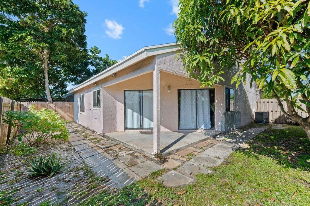 31 Peachtree Place, Boynton Beach, FL 33436 Photo