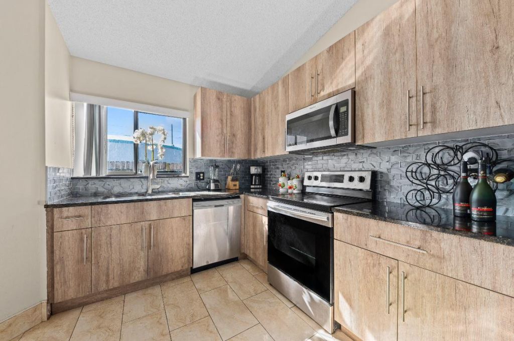 31 Peachtree Place, Boynton Beach, FL 33436 Photo