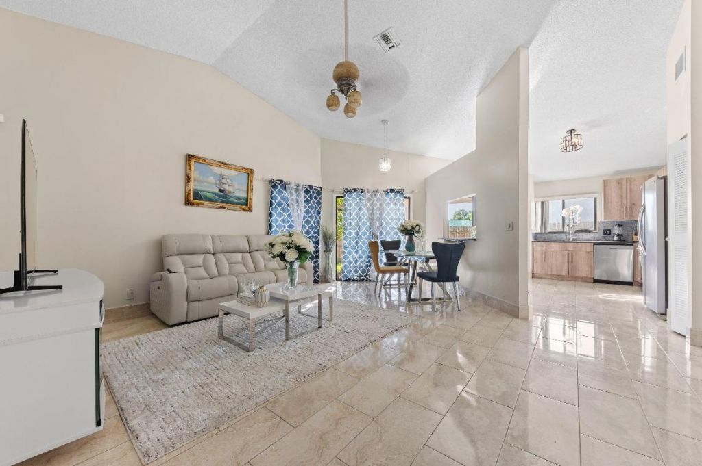 31 Peachtree Place, Boynton Beach, FL 33436 Photo