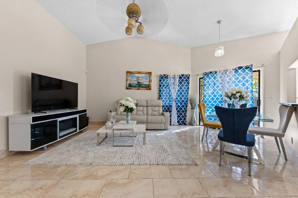 31 Peachtree Place, Boynton Beach, FL 33436 Photo