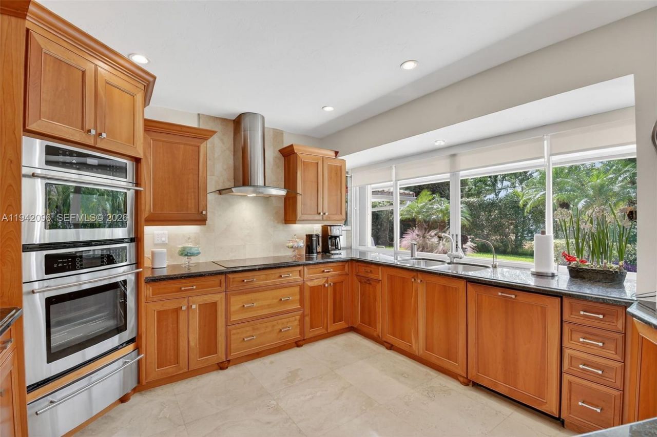 20610 NE 22nd Ct, Miami, FL 33180 Photo