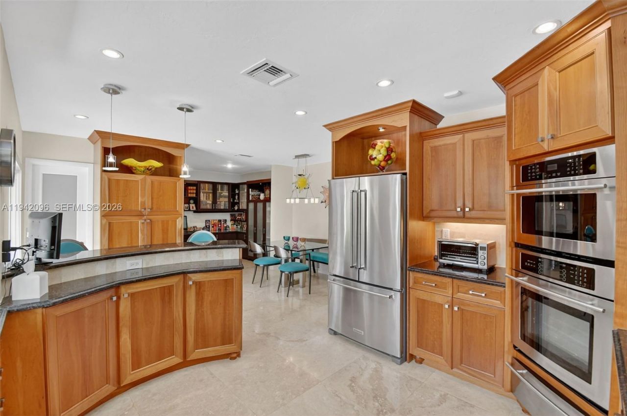 20610 NE 22nd Ct, Miami, FL 33180 Photo