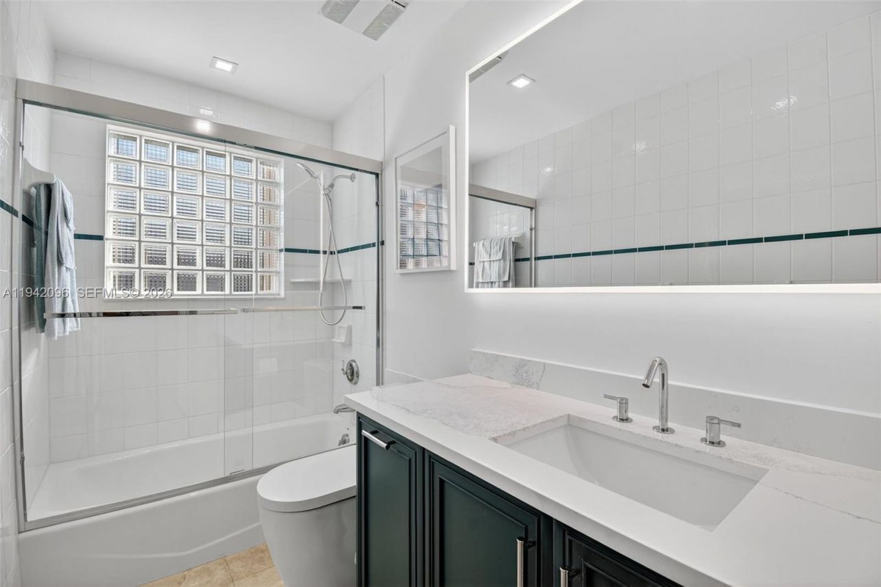 20610 NE 22nd Ct, Miami, FL 33180 Photo