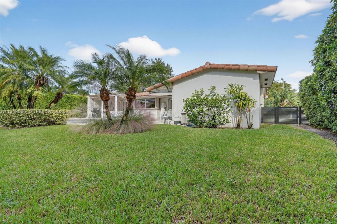 20610 NE 22nd Ct, Miami, FL 33180 Photo