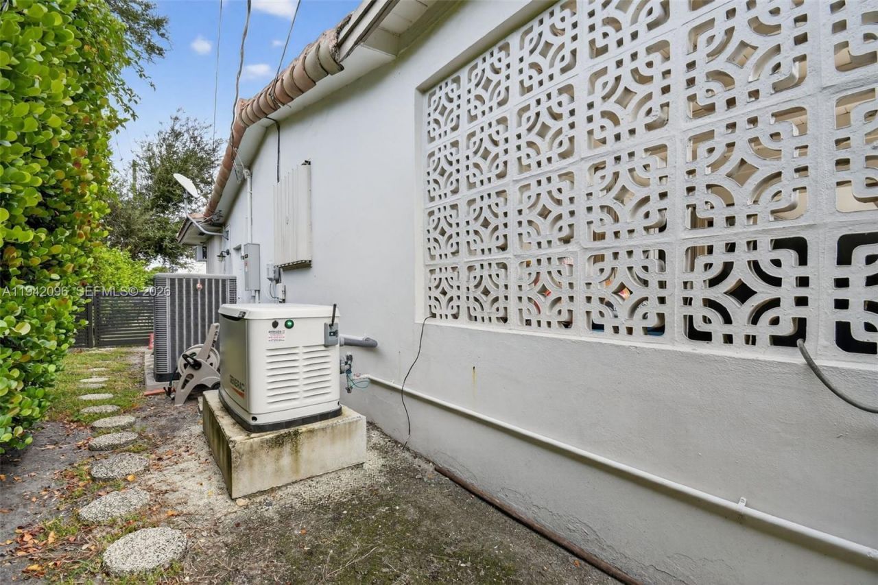 20610 NE 22nd Ct, Miami, FL 33180 Photo