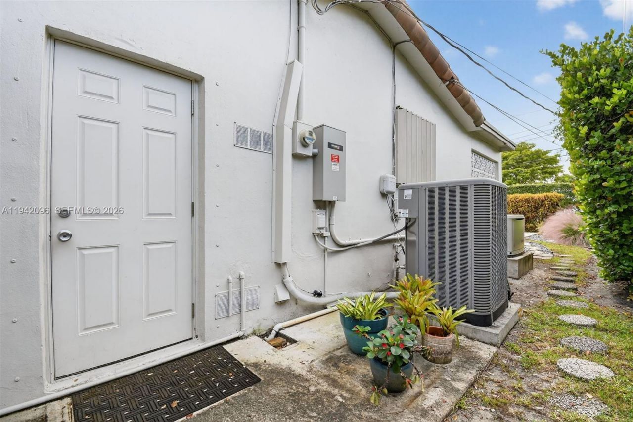 20610 NE 22nd Ct, Miami, FL 33180 Photo