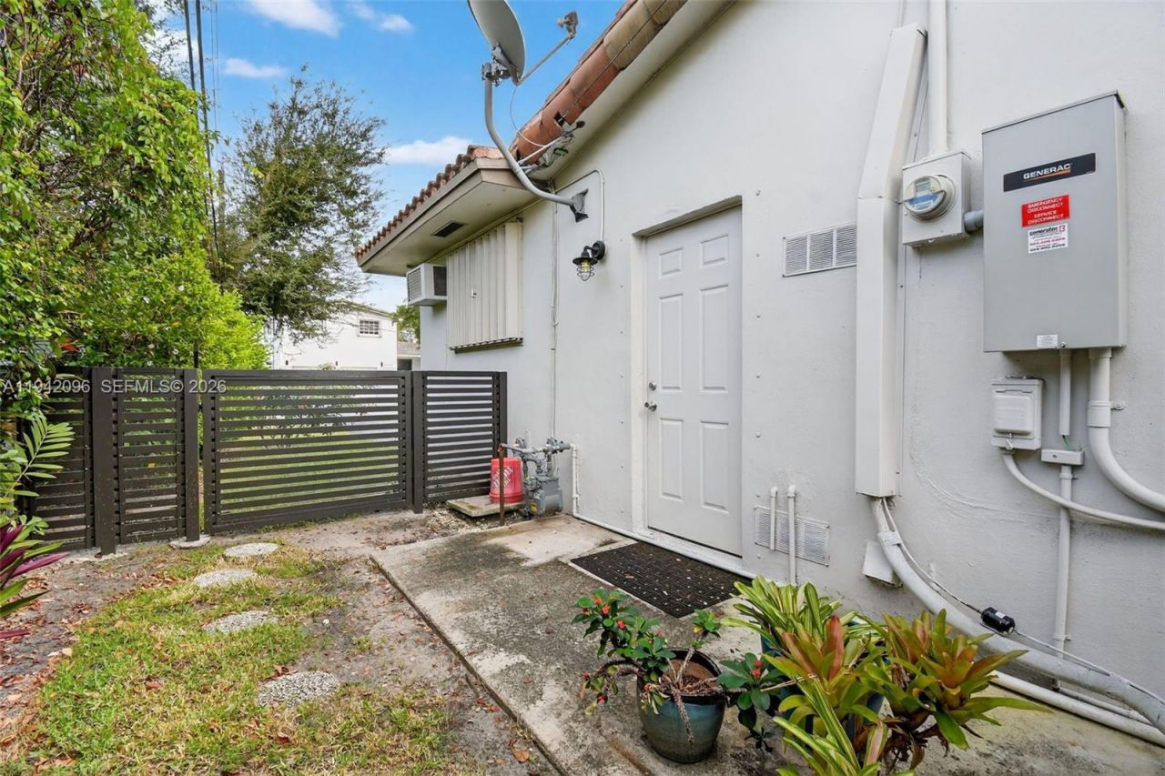 20610 NE 22nd Ct, Miami, FL 33180 Photo