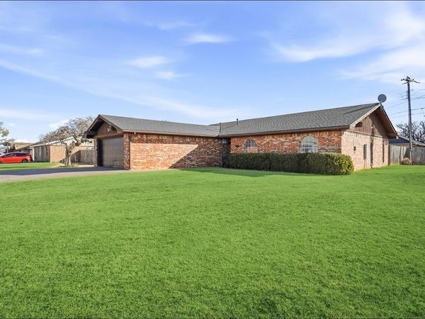 405 W Adams Street, Mangum, OK 73554