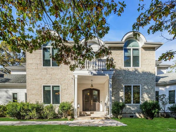 10 Bay Woods Drive, Hampton Bays, NY 11946