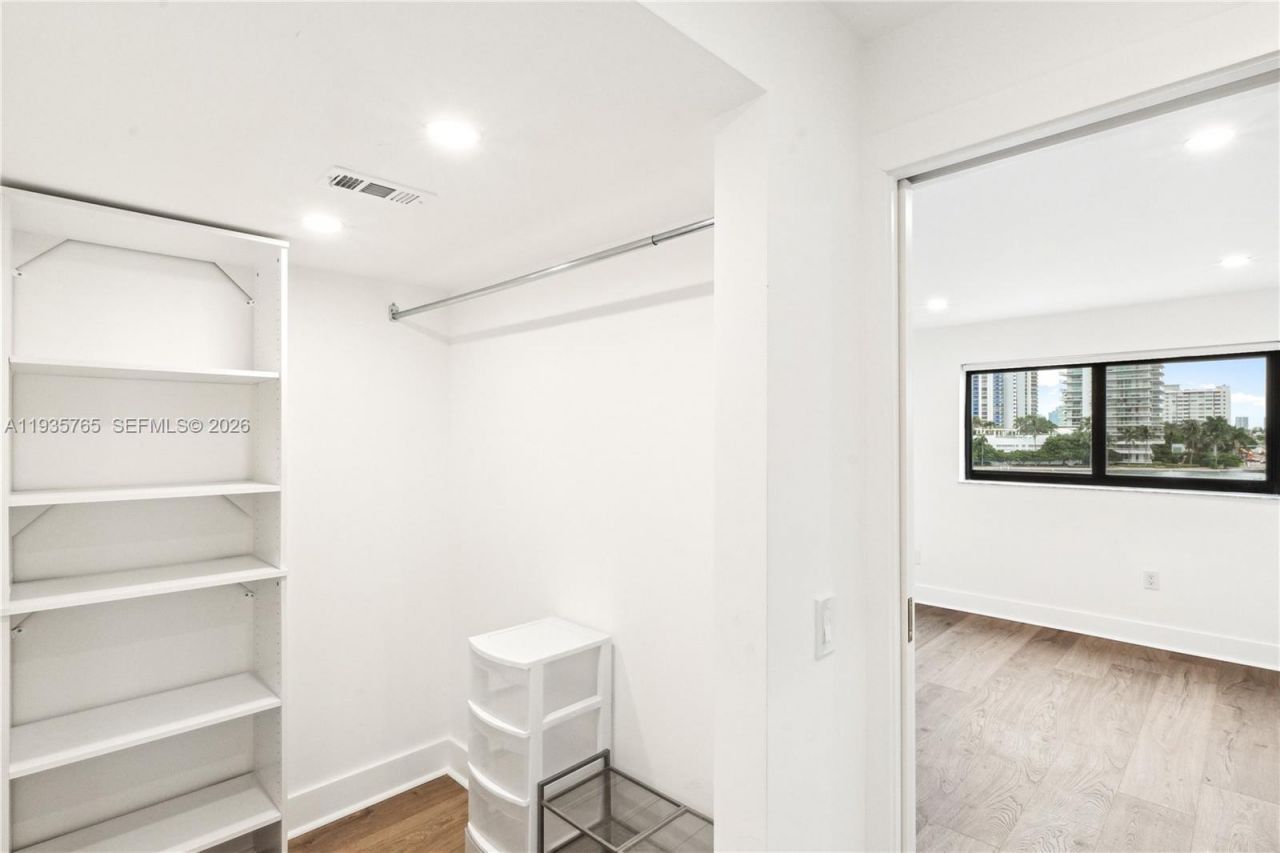 1674 Bay Rd, Unit 406, Miami Beach, FL 33139 Photo