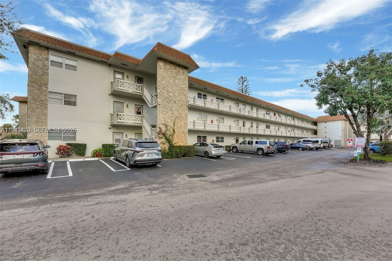 4805 NW 35th St, Unit 603, Lauderdale Lakes, FL 33319 Photo