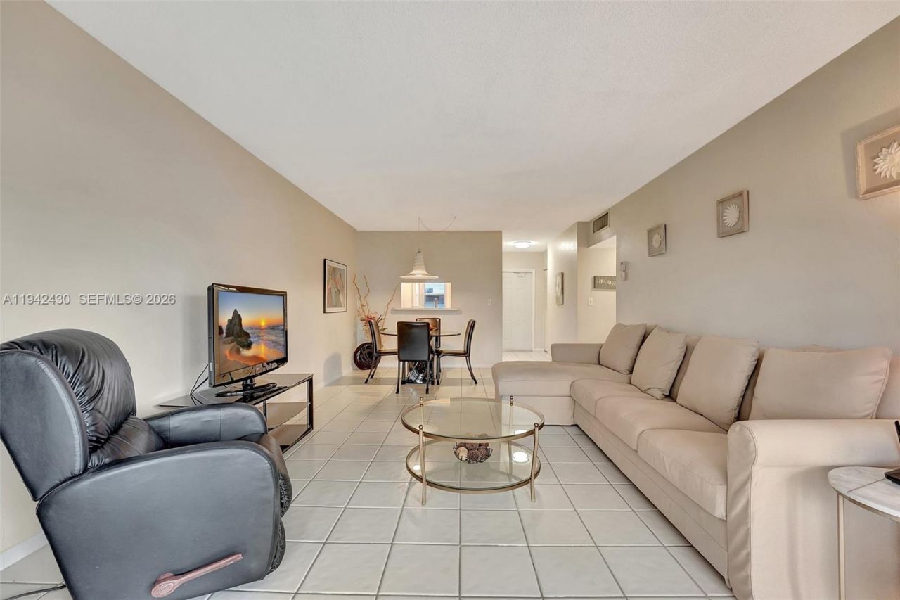 4805 NW 35th St, Unit 603, Lauderdale Lakes, FL 33319 Photo