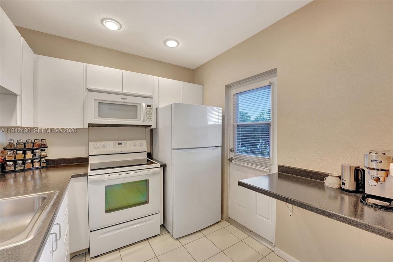 4805 NW 35th St, Unit 603, Lauderdale Lakes, FL 33319 Photo