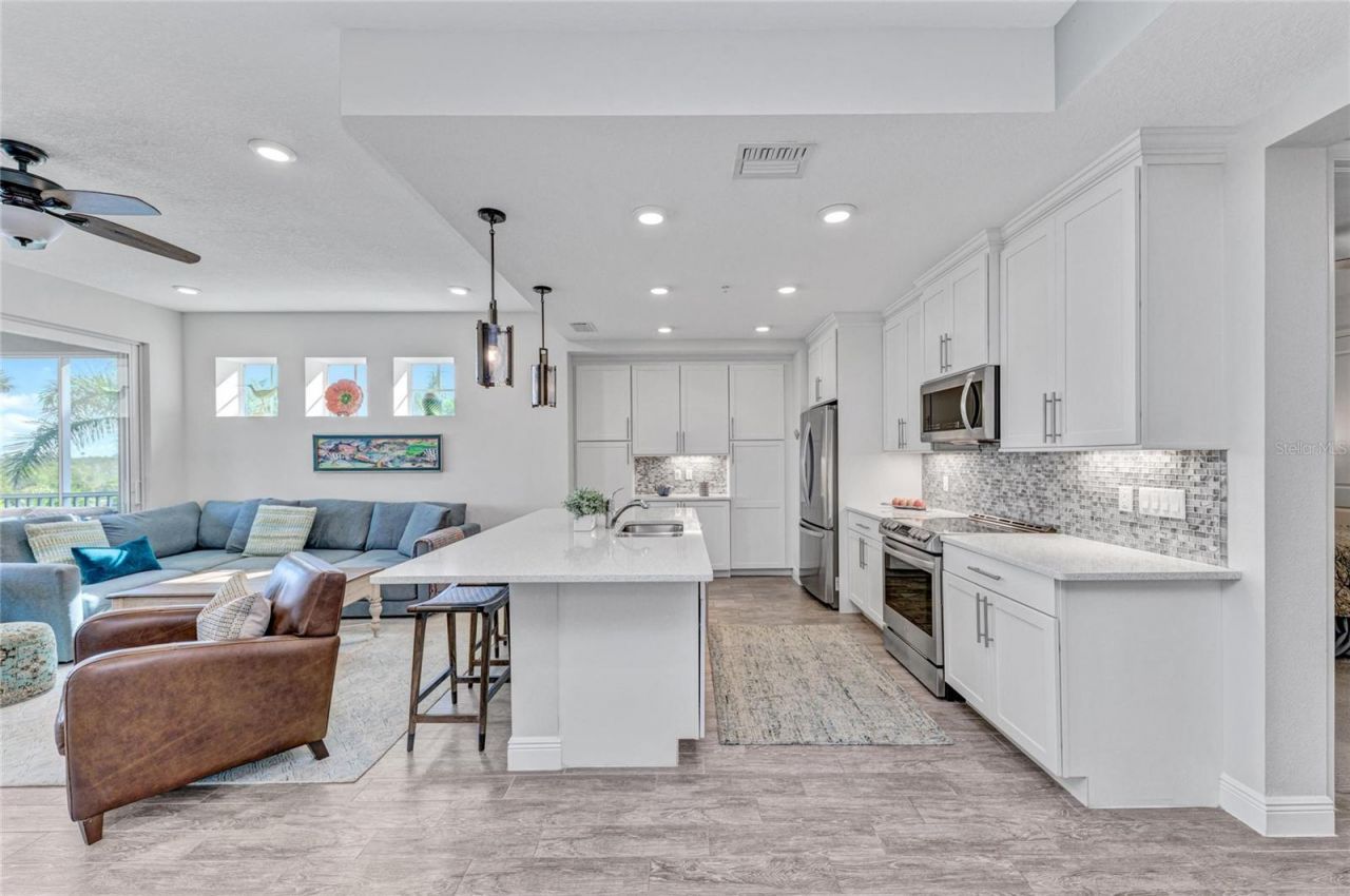 383 Aruba Circle, Unit 203, Bradenton, FL 34209 Photo