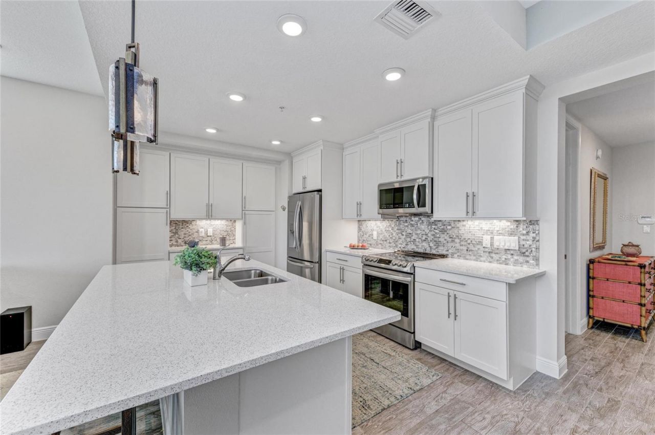 383 Aruba Circle, Unit 203, Bradenton, FL 34209 Photo