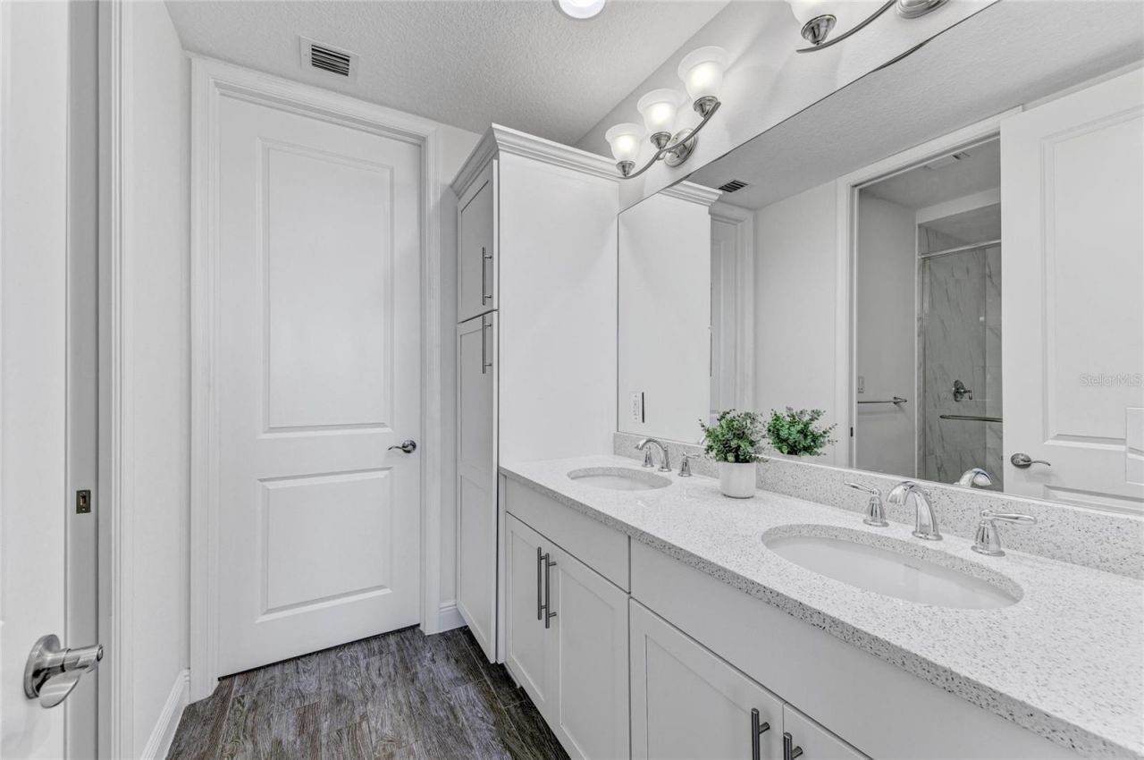 383 Aruba Circle, Unit 203, Bradenton, FL 34209 Photo