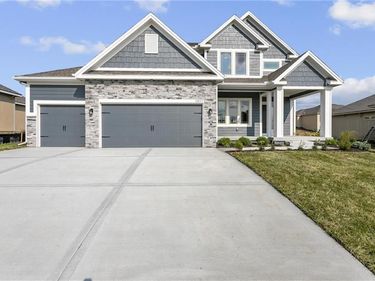 8907 NW Monroe Avenue, Kansas City, MO 64156