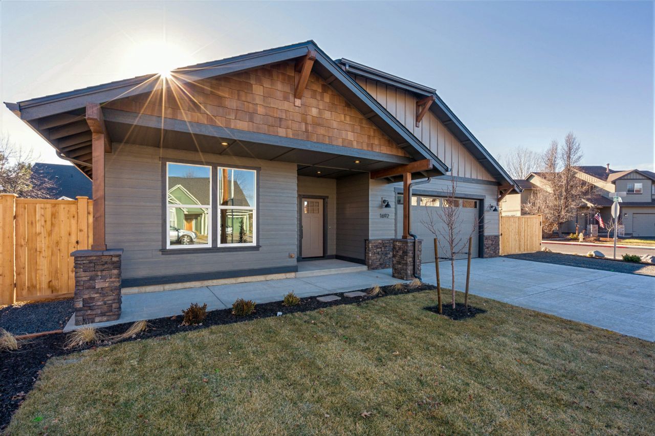 1692 NW Larch Avenue, Redmond, OR 97756 Main Photo