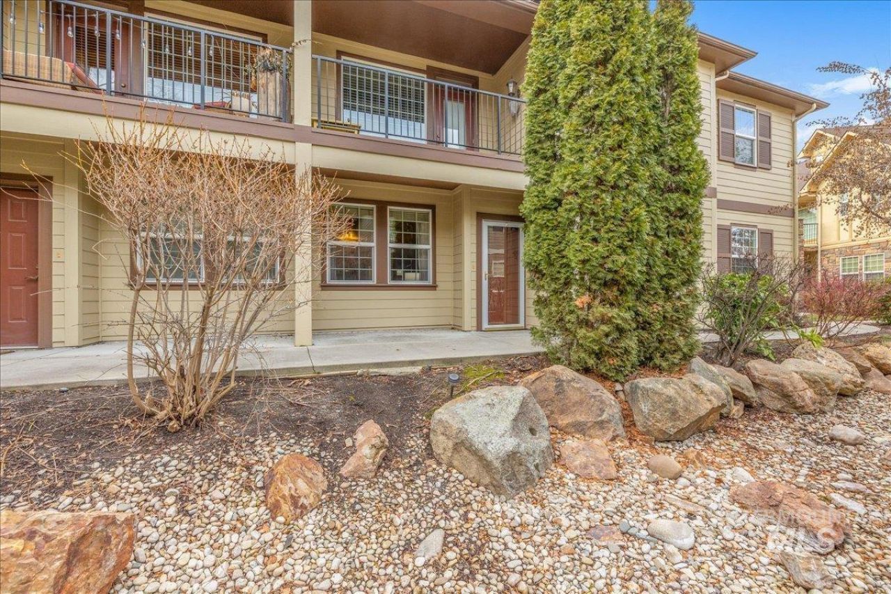 1262 E Winding Creek Dr, Eagle, ID 83616 Main Photo