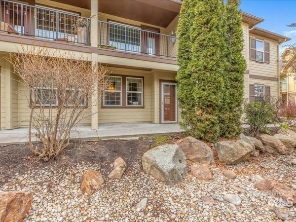 1262 E Winding Creek Dr, Eagle, ID 83616