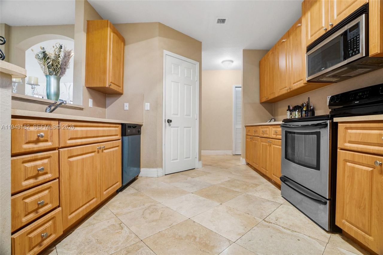 865 NE 208th Ter, Miami, FL 33179 Photo