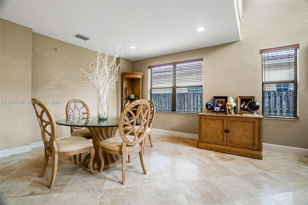 865 NE 208th Ter, Miami, FL 33179 Photo