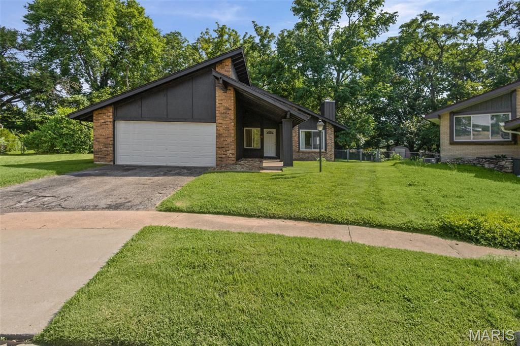 1284 Kew Gardens Drive, Florissant, MO 63031 Main Photo