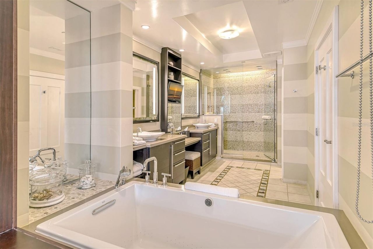 915 Seaside Drive, Unit 511, Weeks, Sarasota, FL 34242 Photo