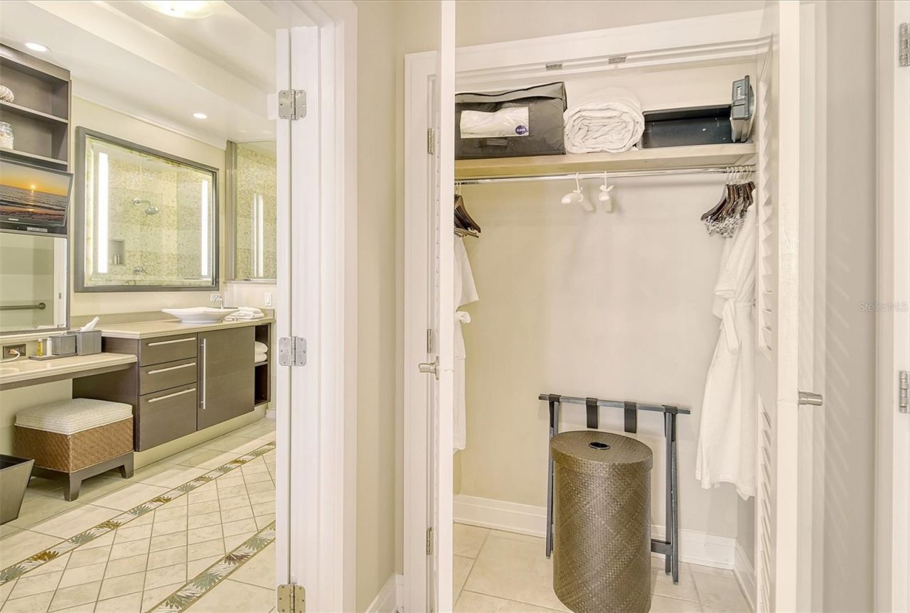 915 Seaside Drive, Unit 511, Weeks, Sarasota, FL 34242 Photo