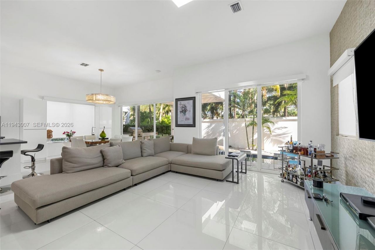 19005 Atlantic Blvd, Sunny Isles Beach, FL 33160 Photo