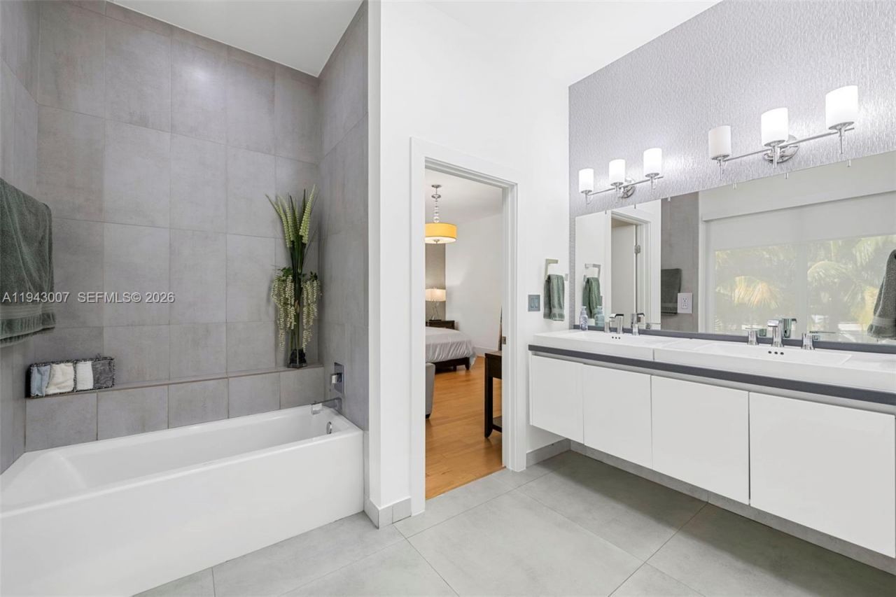 19005 Atlantic Blvd, Sunny Isles Beach, FL 33160 Photo