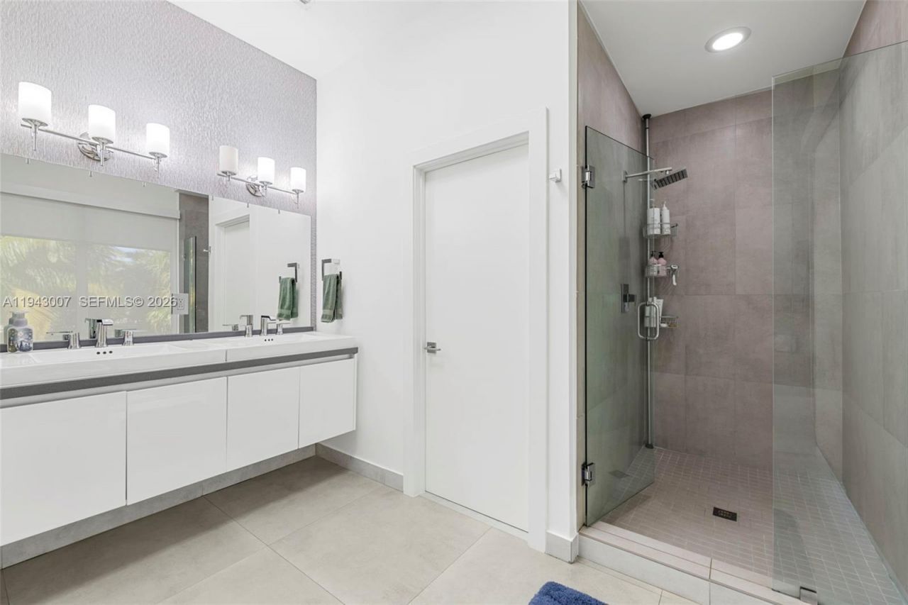 19005 Atlantic Blvd, Sunny Isles Beach, FL 33160 Photo