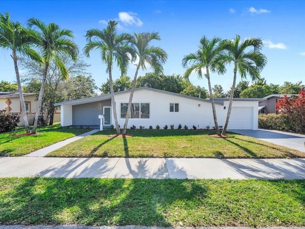 1110 NW 183rd St , Miami Gardens, FL 33169