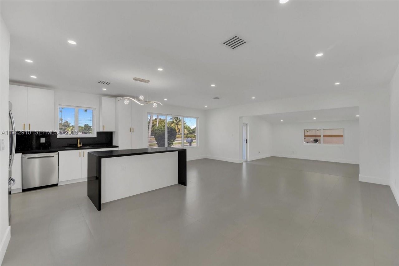 1110 NW 183rd St , Miami Gardens, FL 33169 Photo