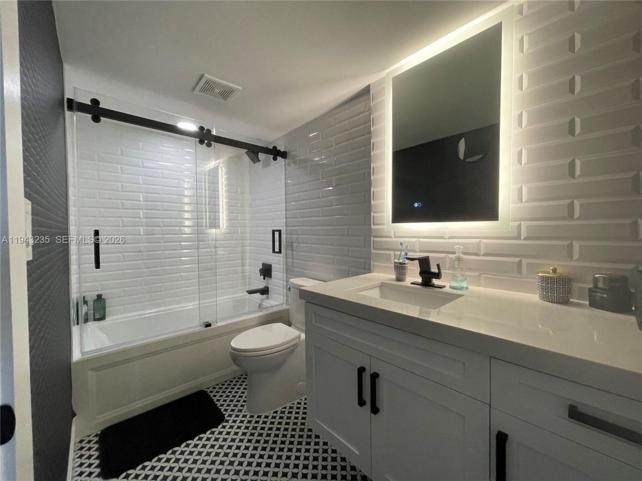 2555 Collins Ave , Unit 1409, Miami Beach, FL 33140 Photo