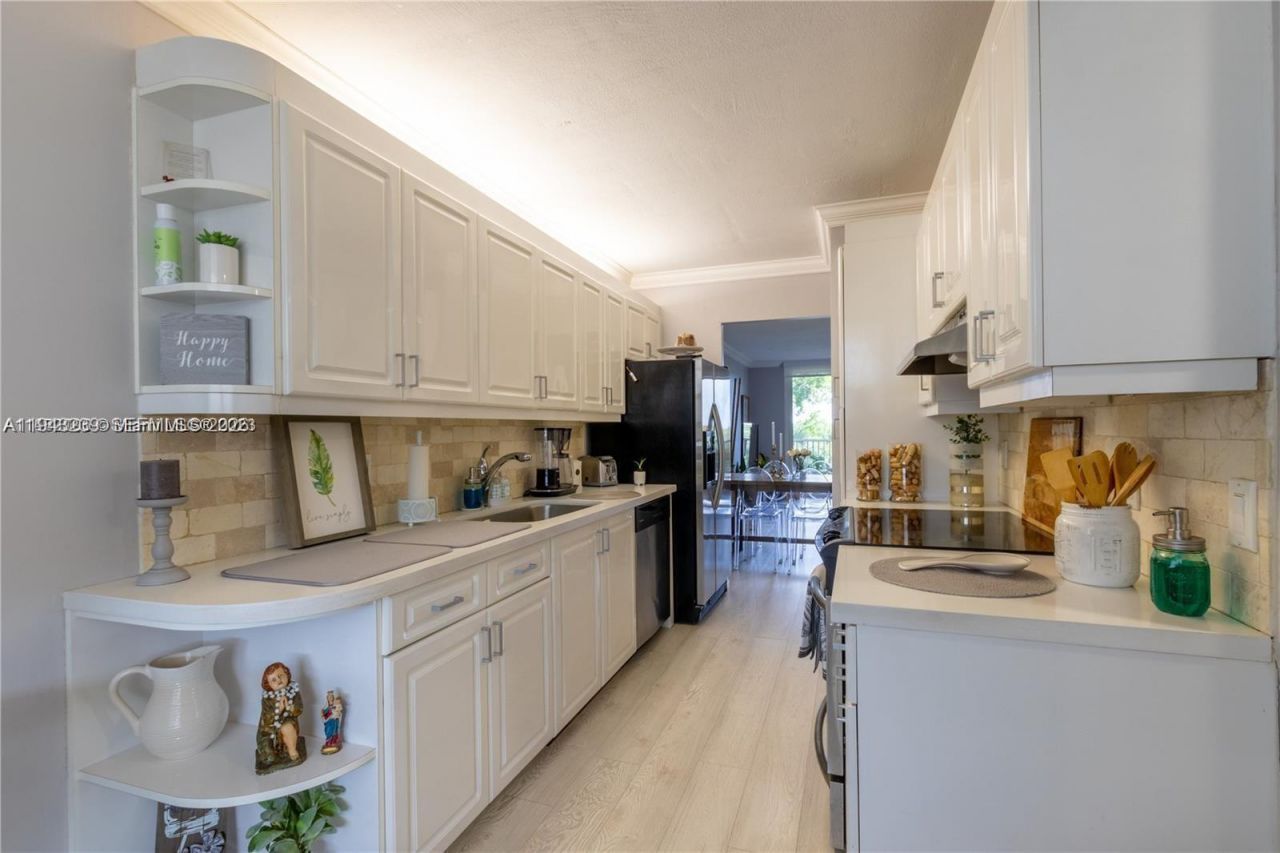 250 Jacaranda Dr, Unit 506, Plantation, FL 33324 Photo