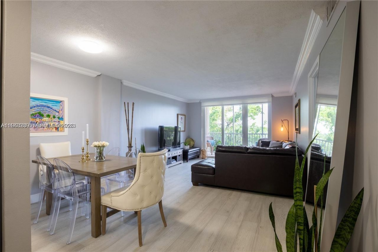 250 Jacaranda Dr, Unit 506, Plantation, FL 33324 Photo