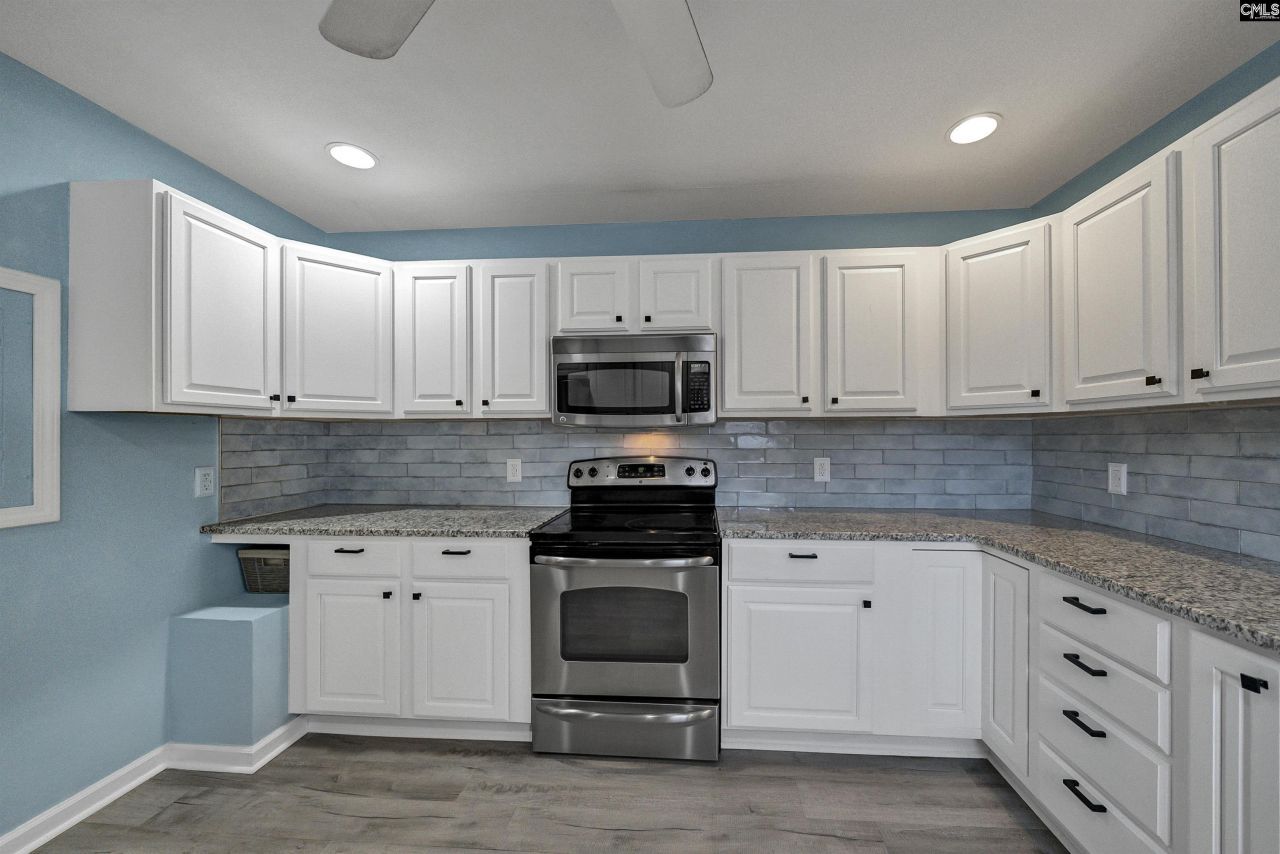 4652 Two Notch Road Photo 15