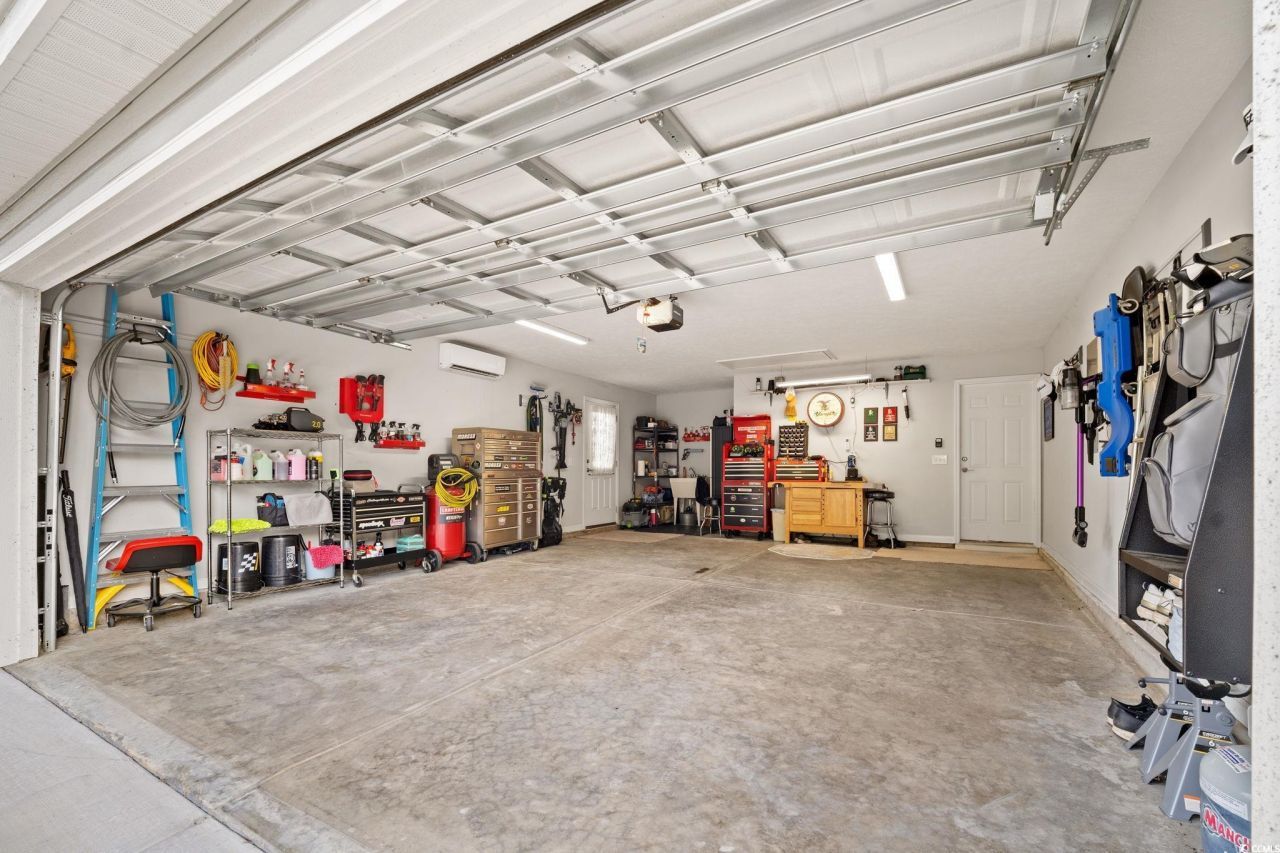 652 Sun Colony Blvd. Photo 33