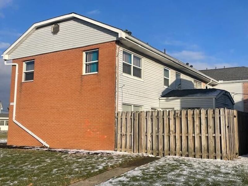 219 Buckeye Circle, Columbus, OH 43217 Photo 3